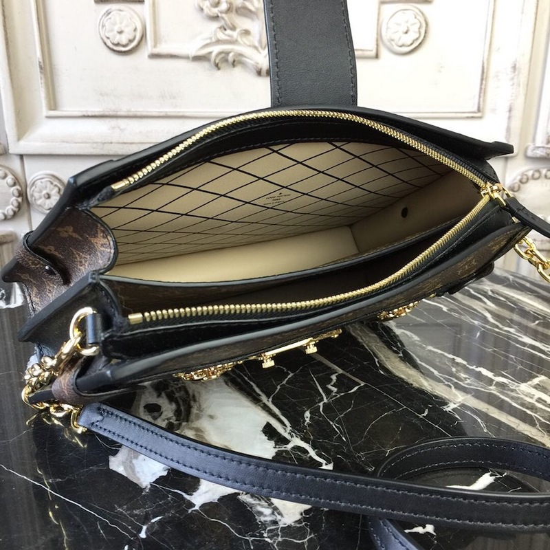 L0vis Vvtt0n Trunk Clutch 004