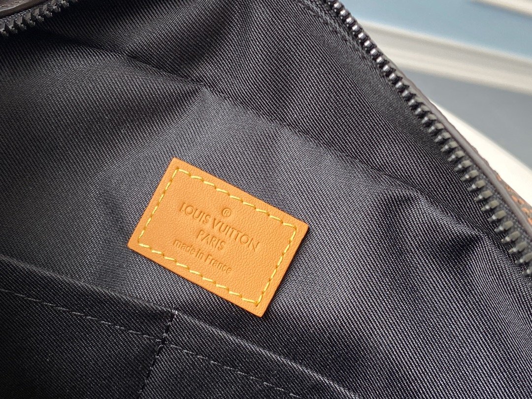 L0vis Vvtt0n Epi Monogram Nil Slim Bag