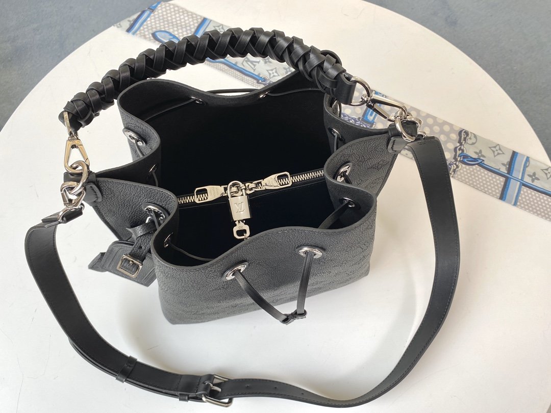 L0vis Vvtt0n Muria Mahina Handbags M55801 black