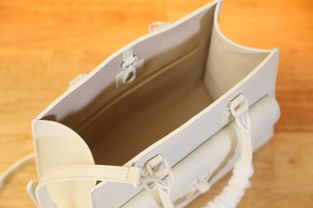 L0vis Vvtt0n Lockme Tote white 15.5cm