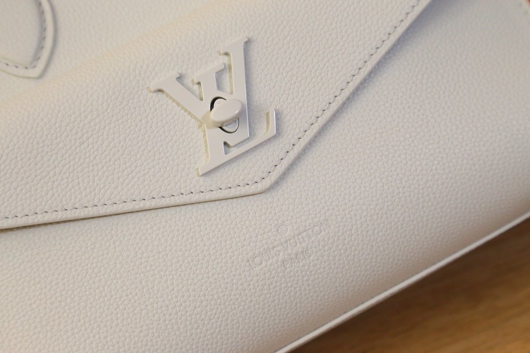 L0vis Vvtt0n Lockme Tote white 15.5cm