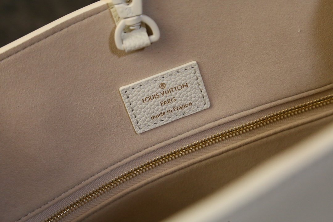 L0vis Vvtt0n Lockme Tote white 15.5cm