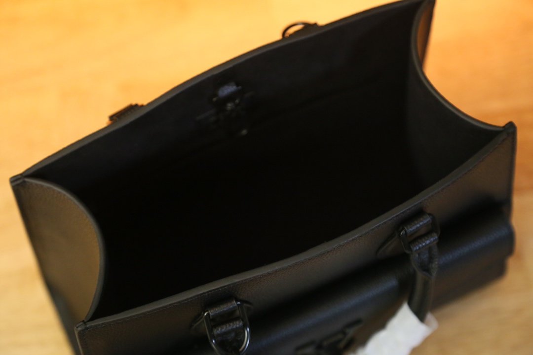 L0vis Vvtt0n Lockme Tote black 15.5cm
