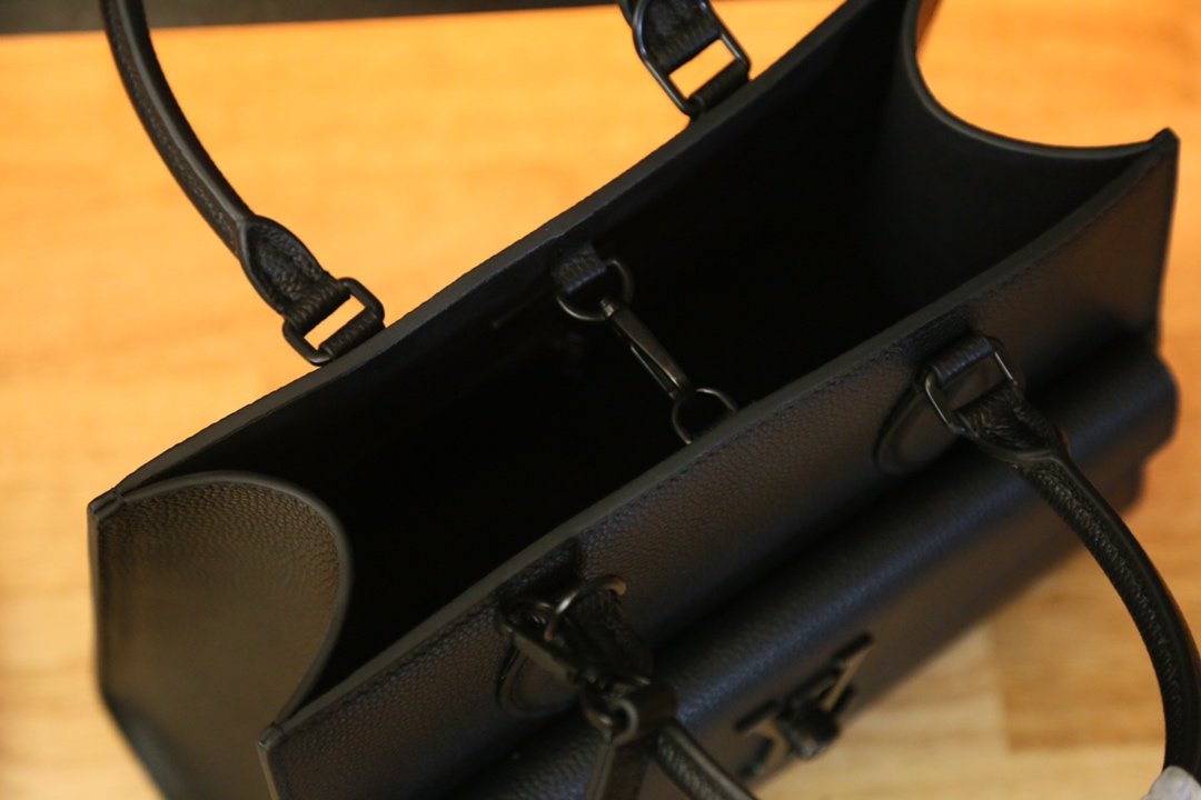 L0vis Vvtt0n Lockme Tote black 15.5cm