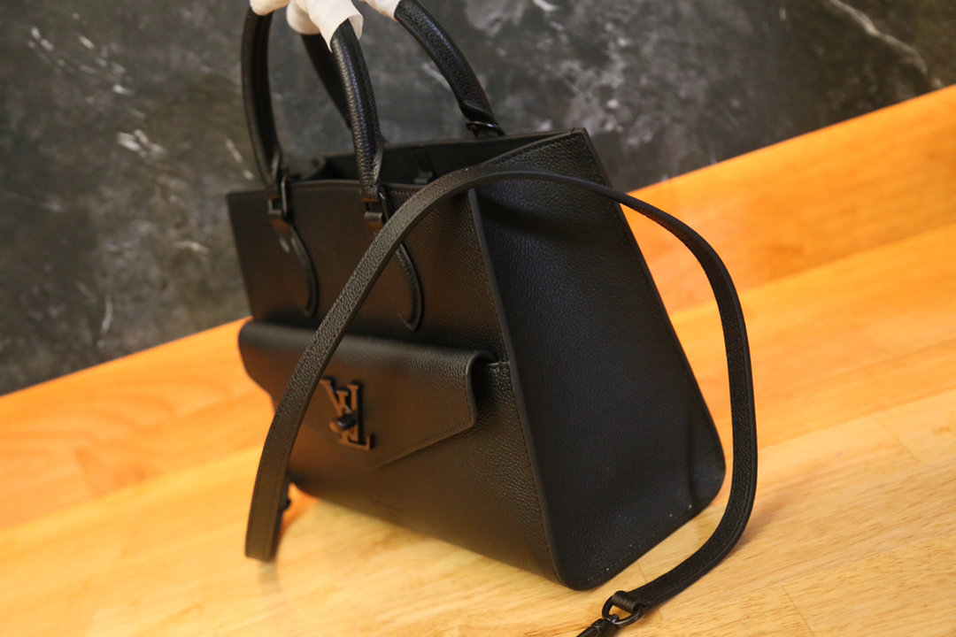 L0vis Vvtt0n Lockme Tote black 15.5cm