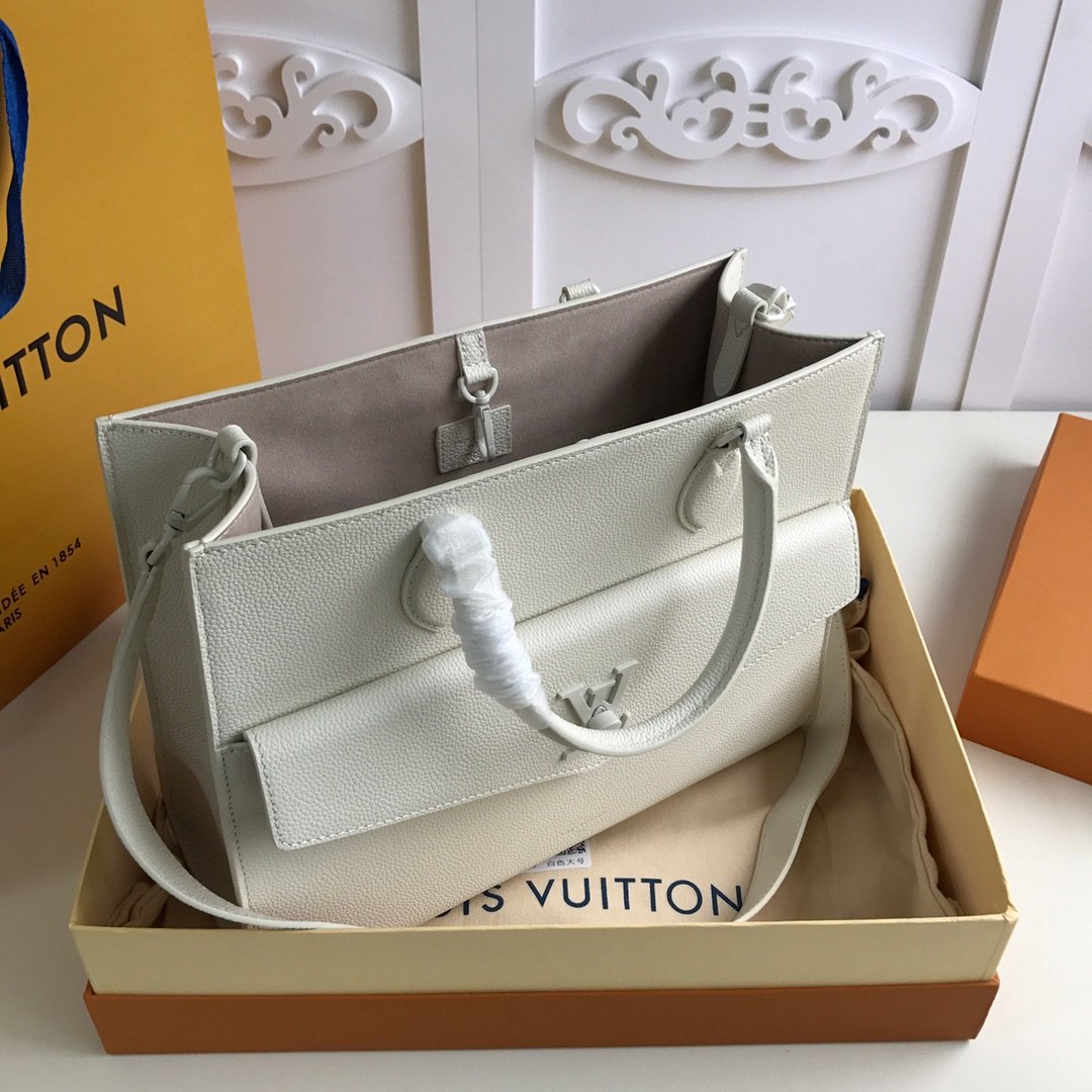 L0vis Vvtt0n Lockme large Tote M55846 white