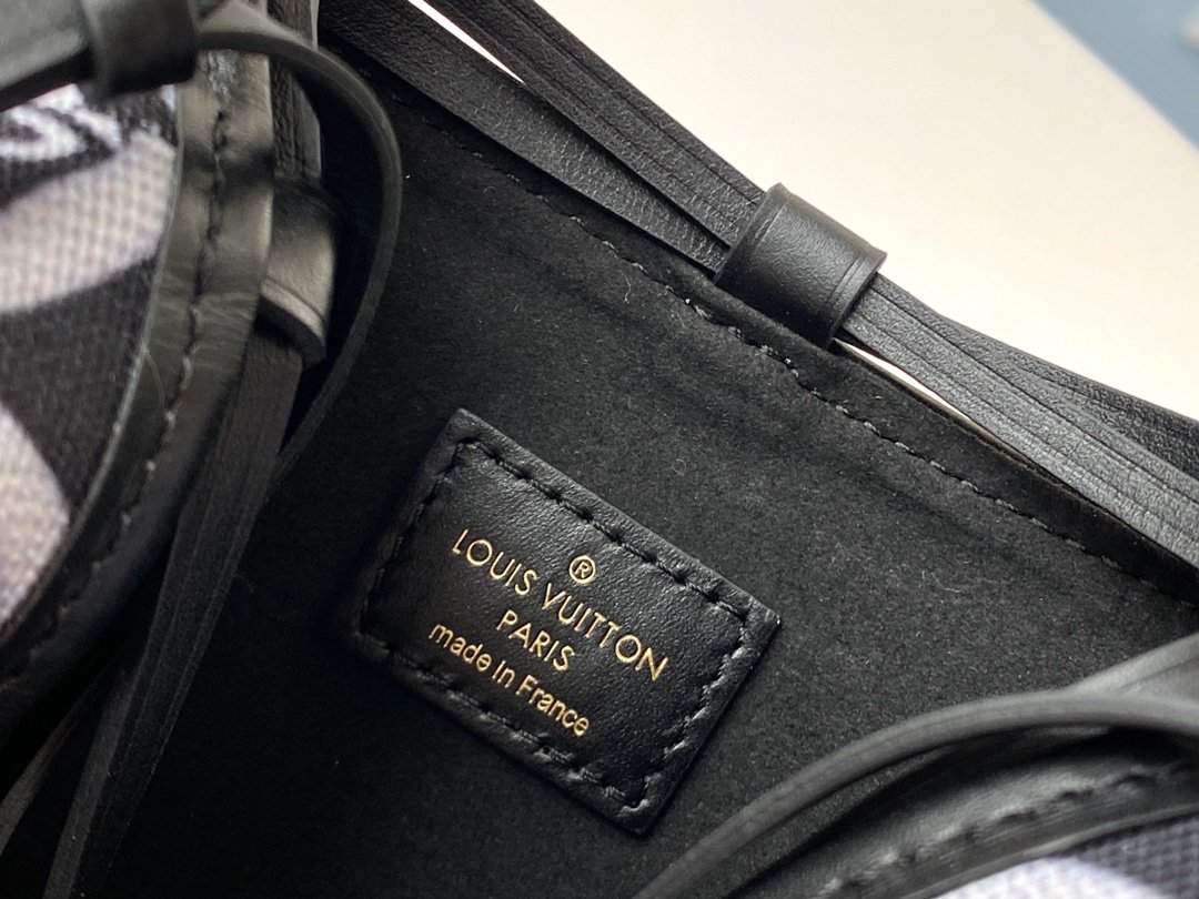 L0vis Vvtt0n M69973 mini bag Black