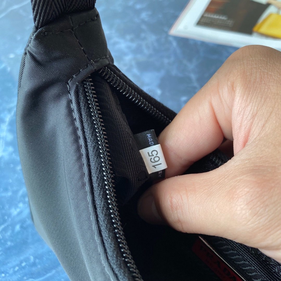 Pra*a 1NE515 Hobo Bag 001