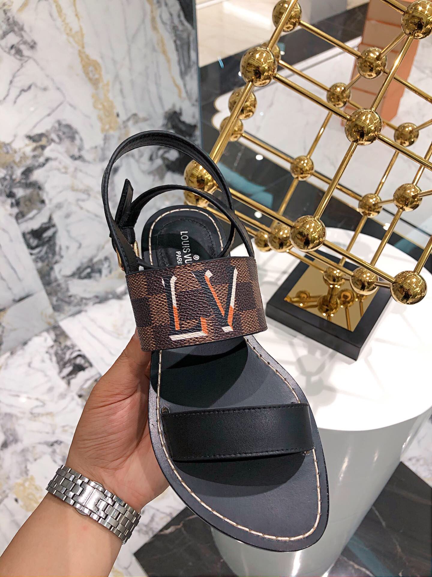 L0vis Vvtt0n Sandals 001