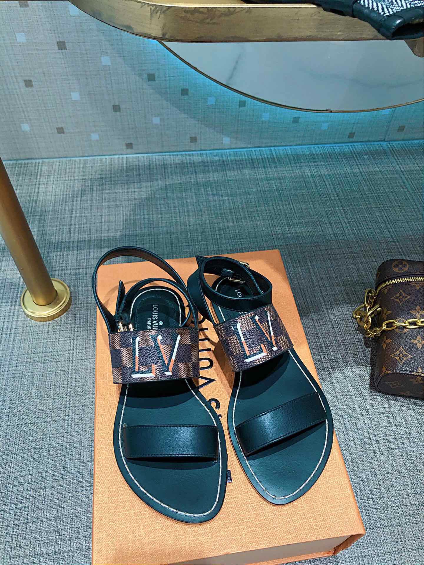 L0vis Vvtt0n Sandals 001