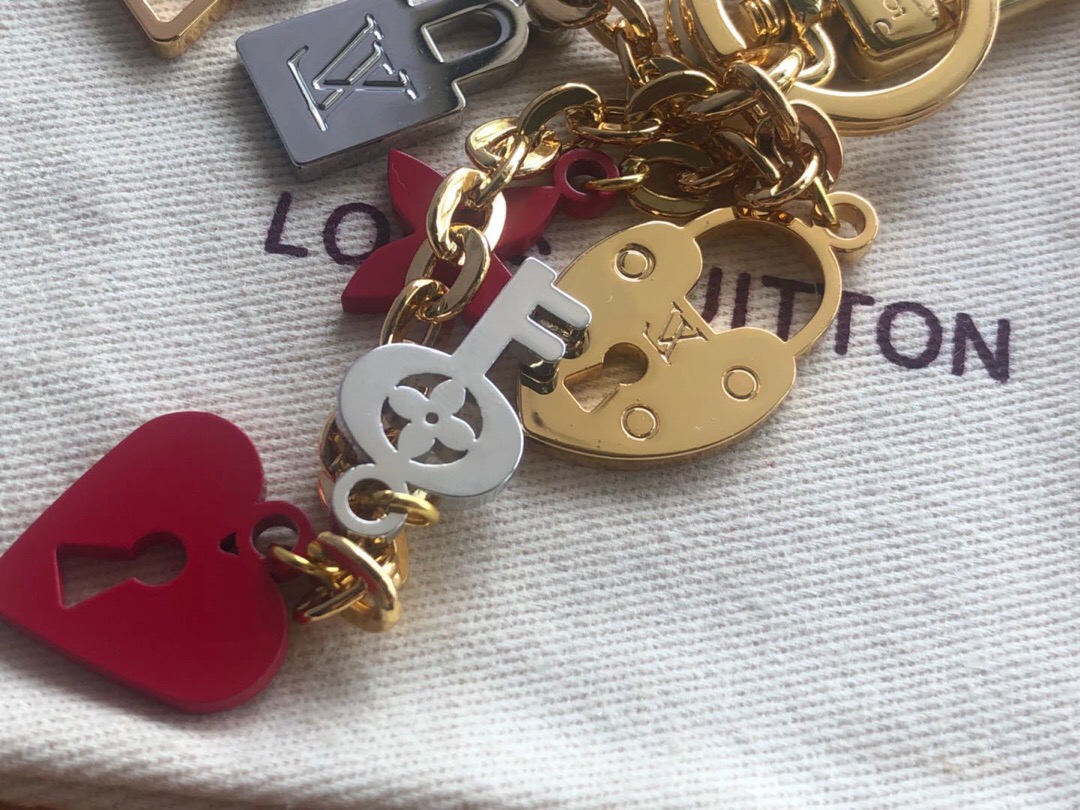 LV M67438 Love Lock Heart and Key Holder