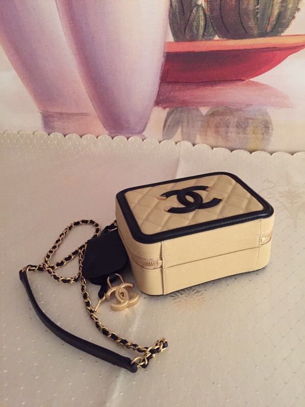 Ch**el small Caviar Vanity bag 17cm