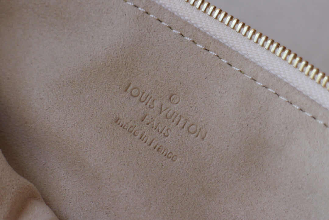LV POCHETTE ACCESSOIRES M67760