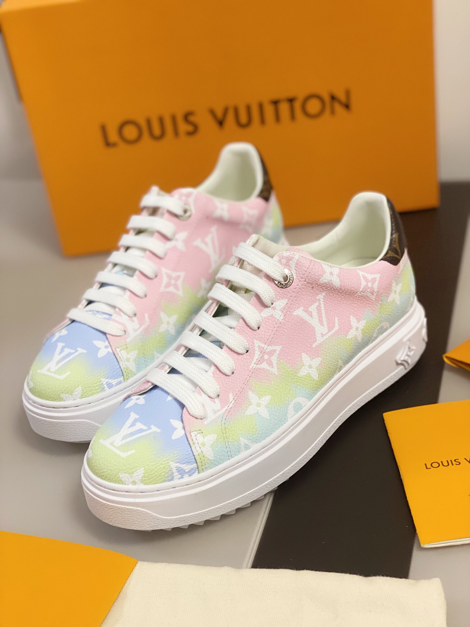 L0vis Vvtt0n Sneakers 002