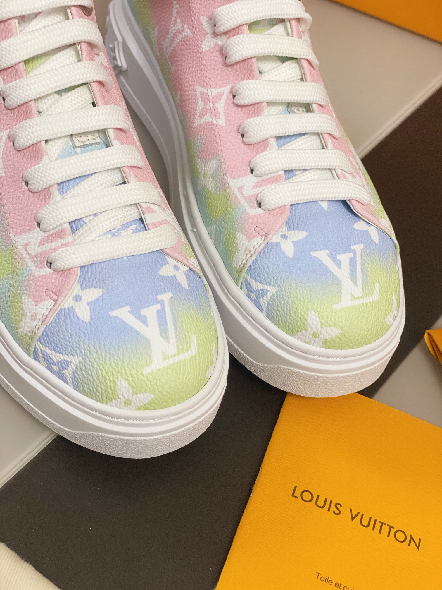 L0vis Vvtt0n Sneakers 002