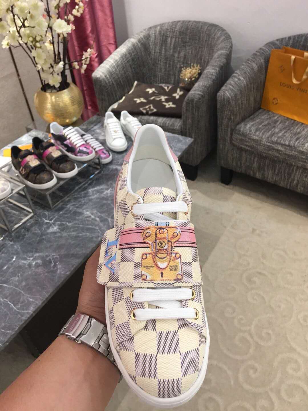 L0vis Vvtt0n Sneakers 004