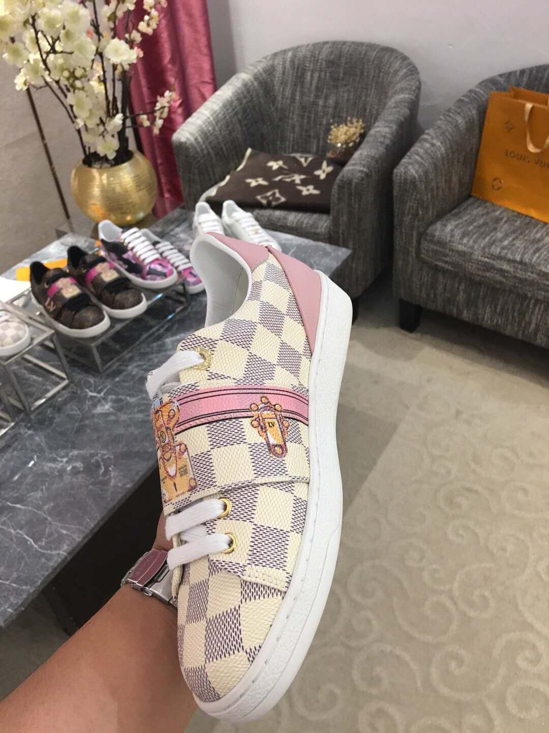 L0vis Vvtt0n Sneakers 004