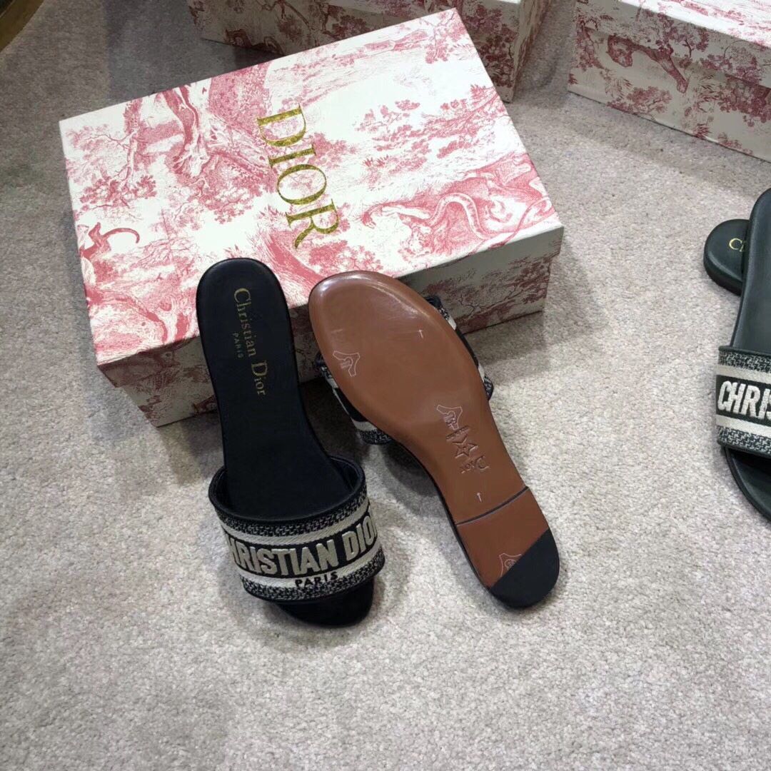 D10r Slippers 001