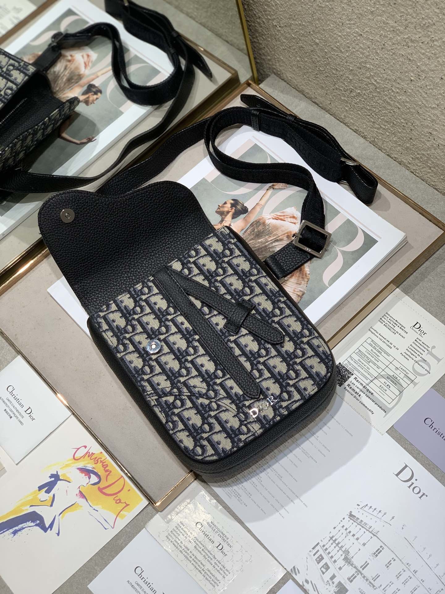 D10r Oblique Shoulderbag 16cm 001