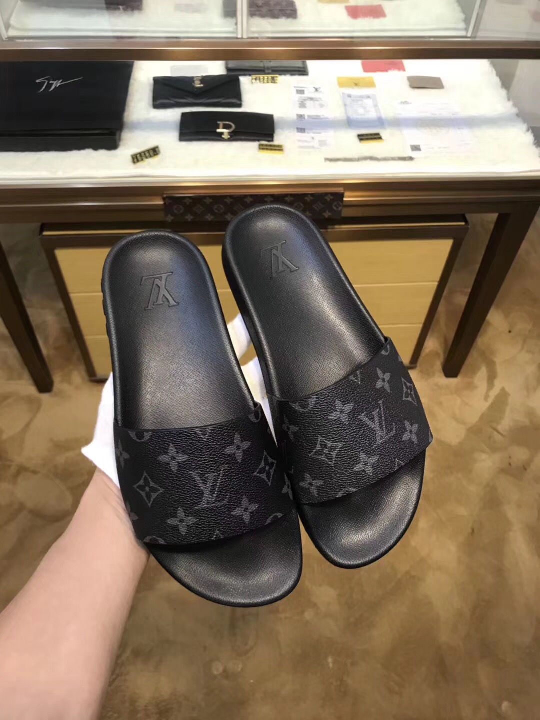 L0vis Vvtt0n Slipper 003