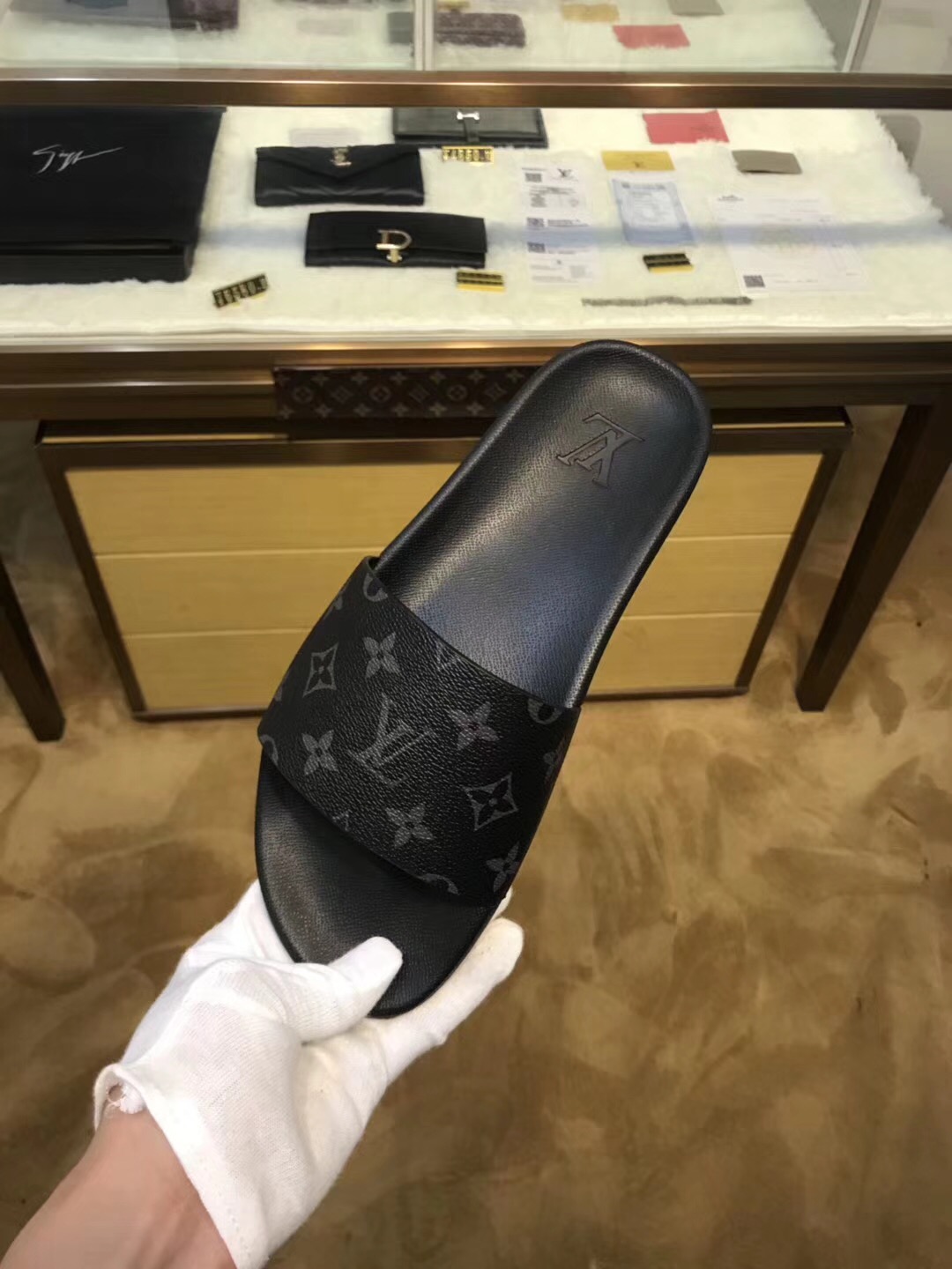L0vis Vvtt0n Slipper 003
