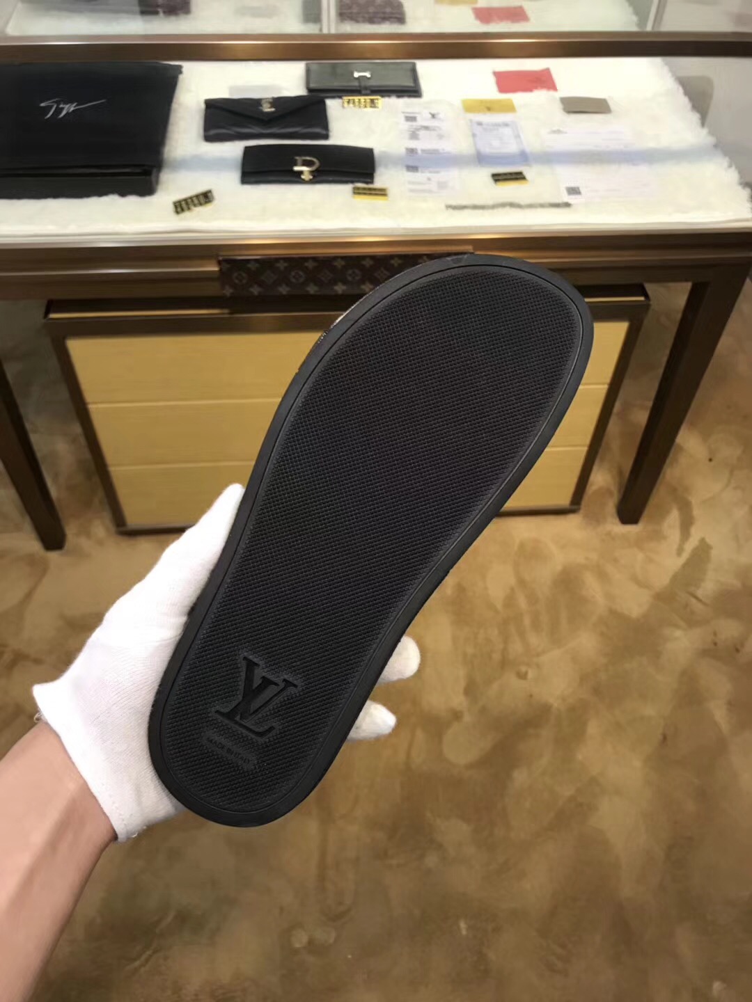 L0vis Vvtt0n Slipper 004