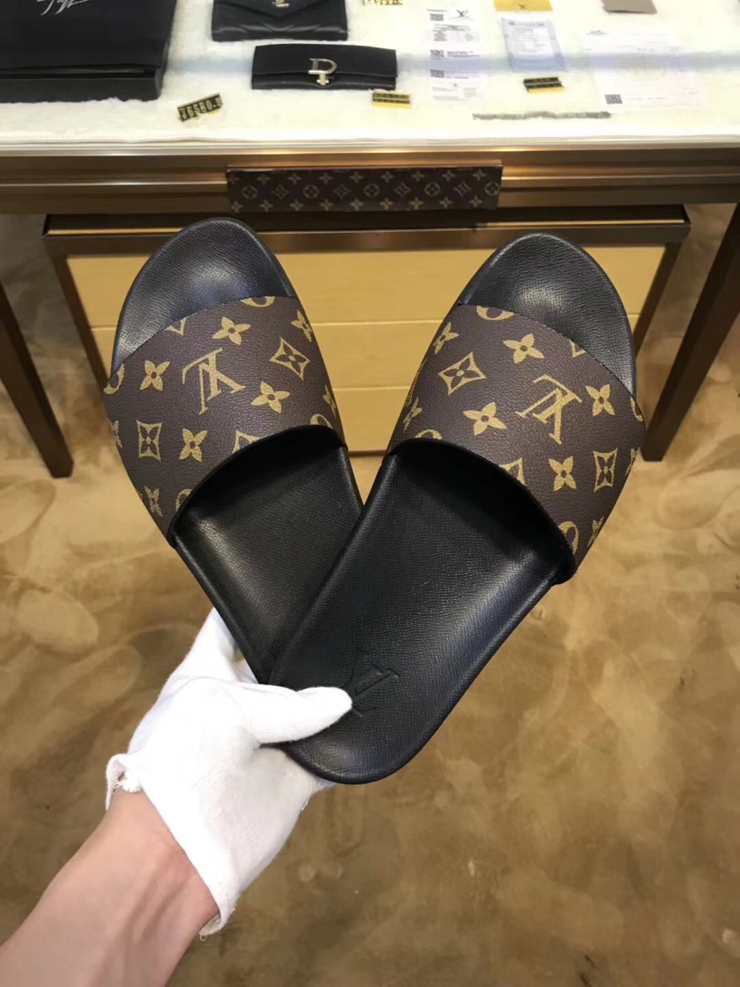 L0vis Vvtt0n Slipper 004