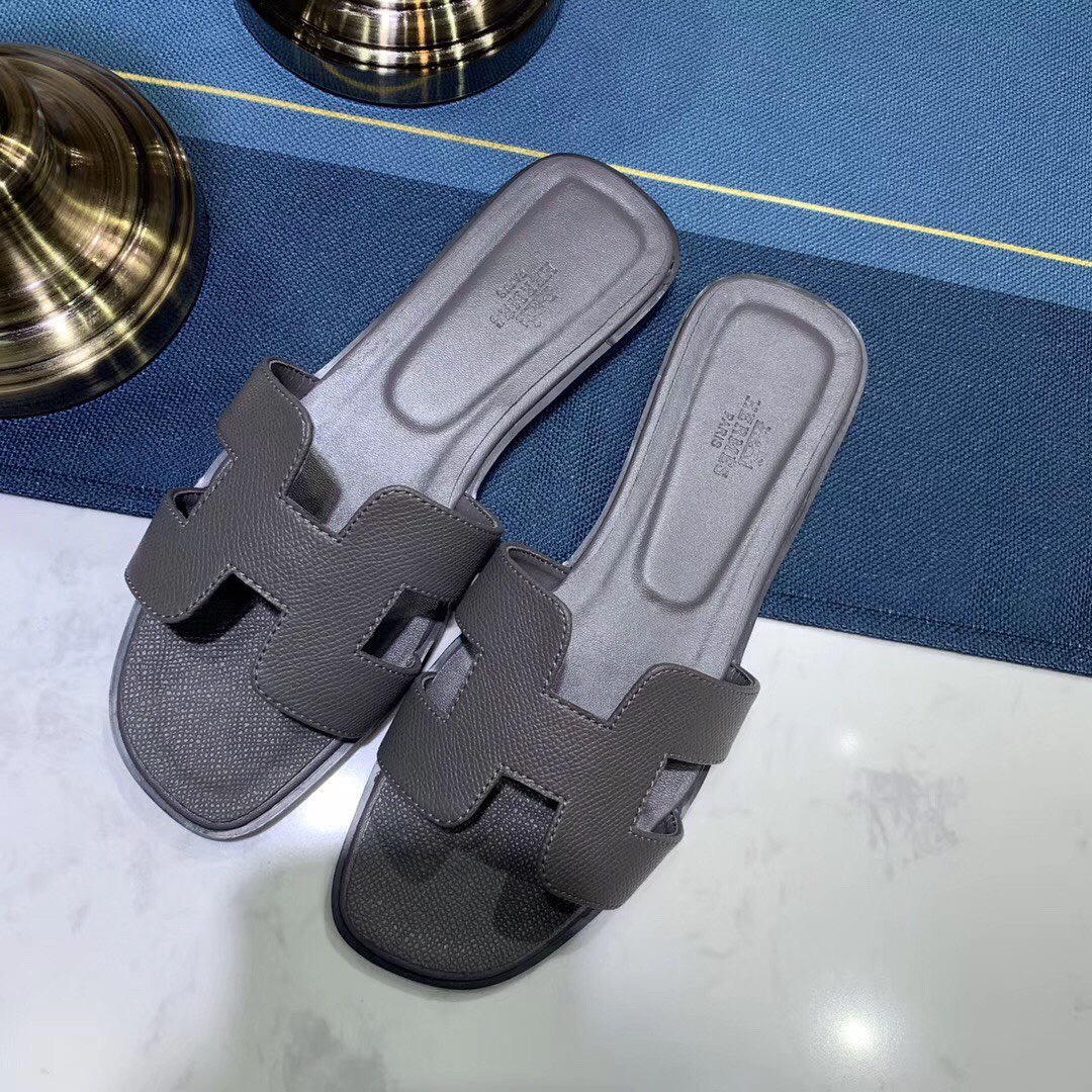 Bagsaaa H**me5 Oran sandals in the color Gris