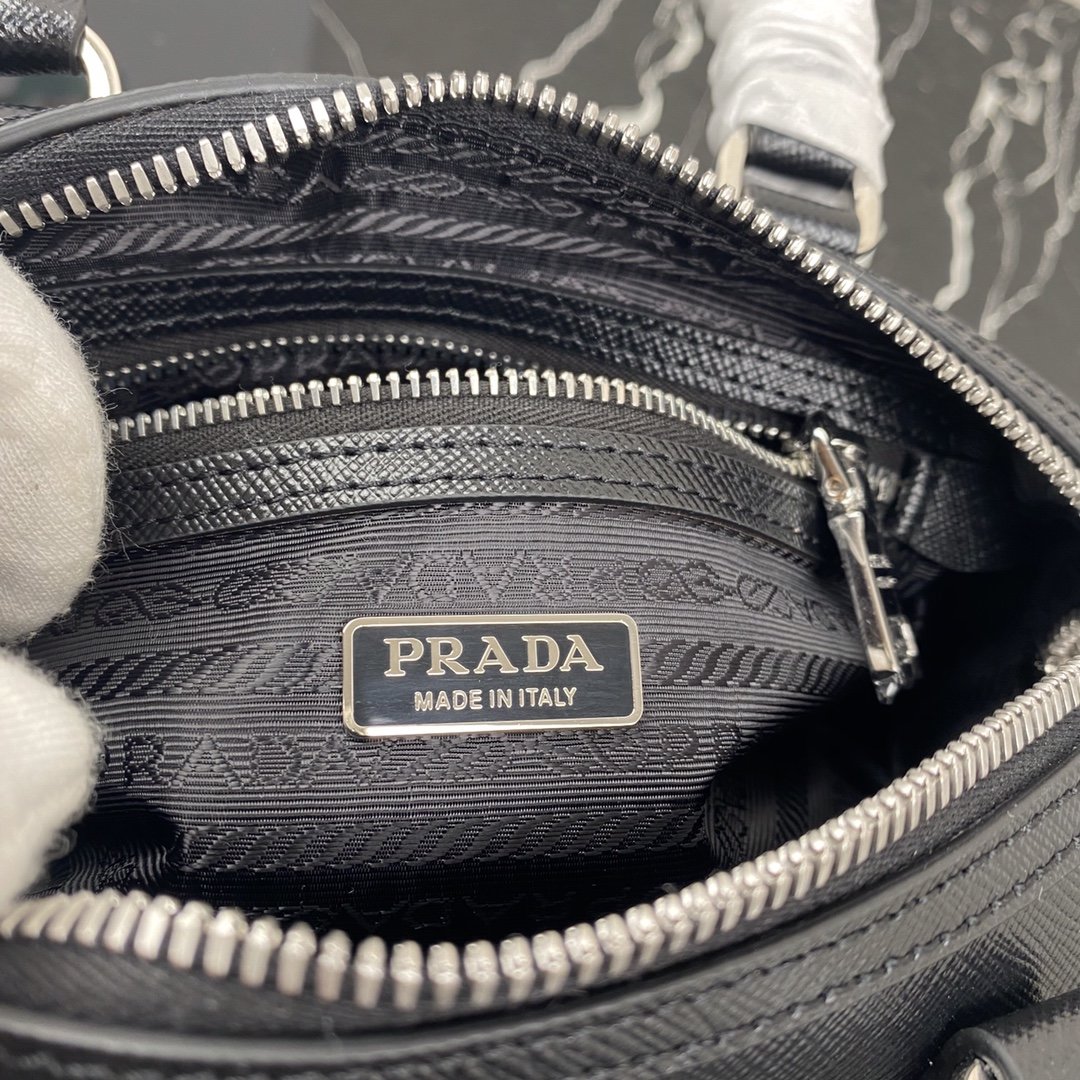 Pra*a RE-EDITION 1BB846 001
