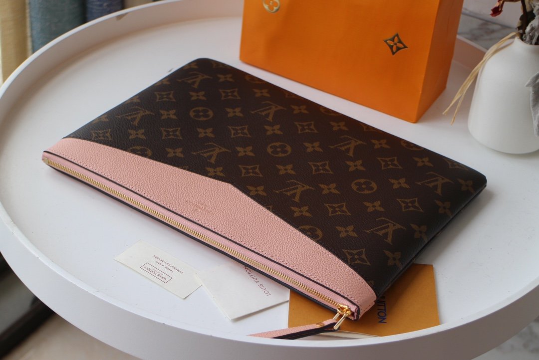 L0vis Vvtt0n Daily Pouch