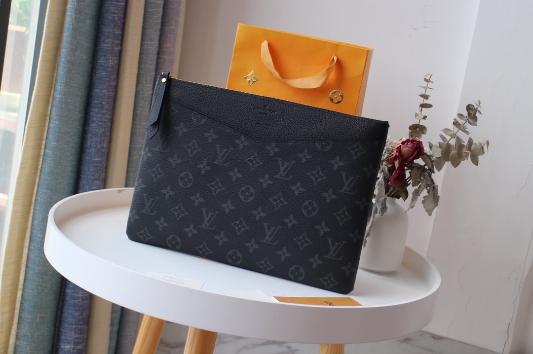 L0vis Vvtt0n Daily Pouch 001