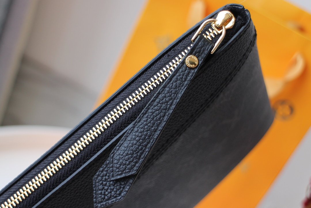 L0vis Vvtt0n Daily Pouch 001