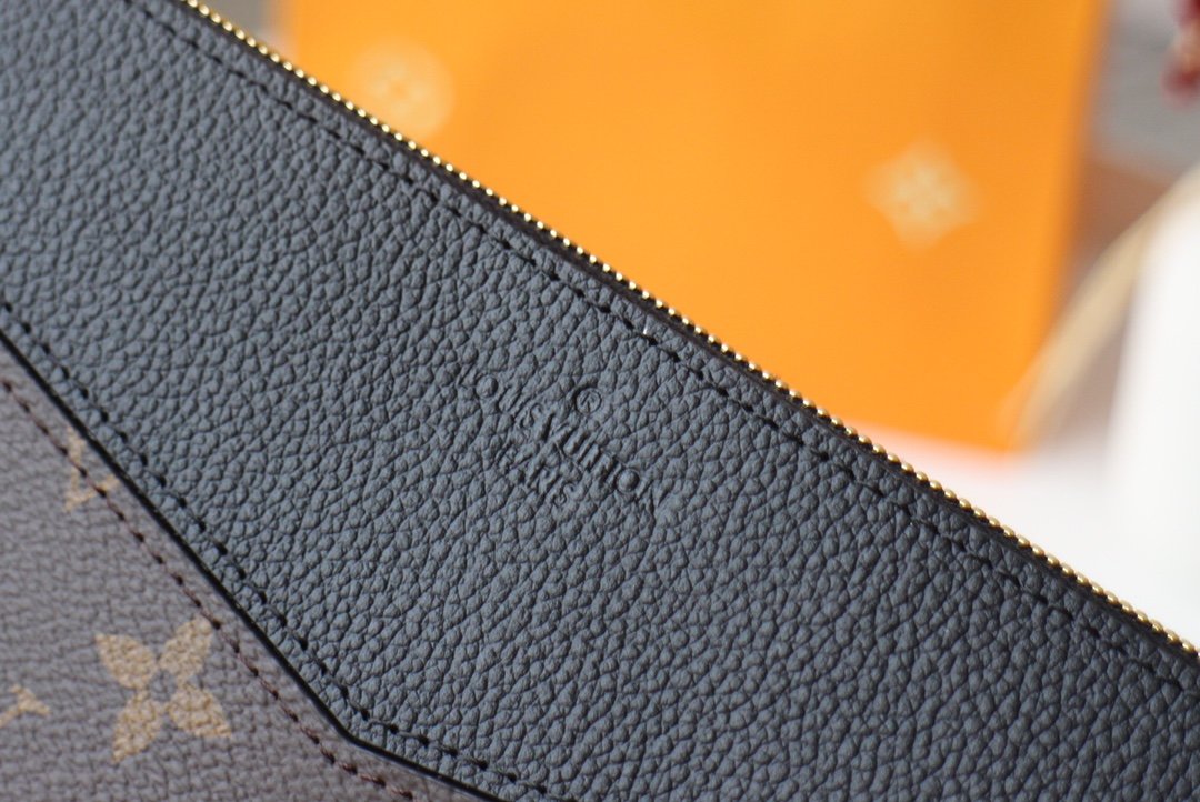 L0vis Vvtt0n Daily Pouch 003
