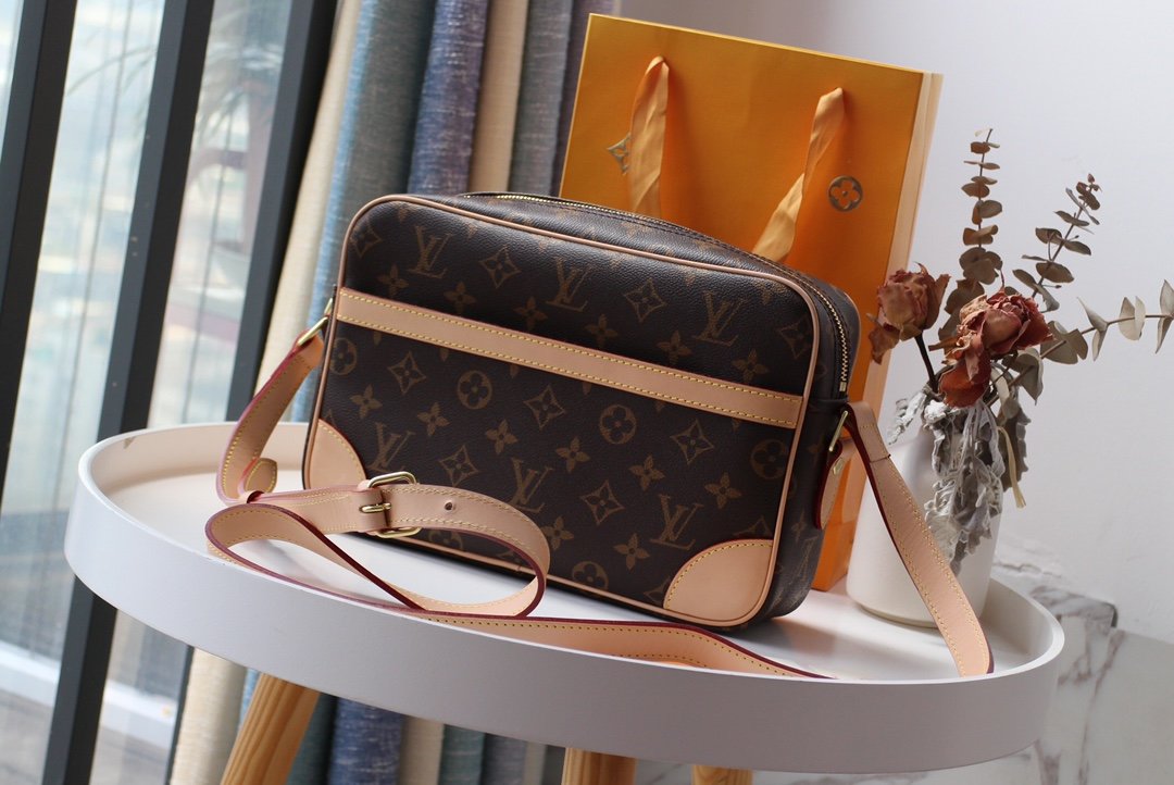 L0vis Vvtt0n Trocadero 27 Shoulder Bag