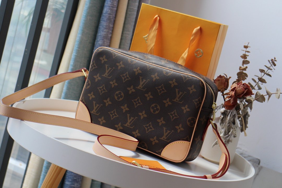 L0vis Vvtt0n Trocadero 27 Shoulder Bag