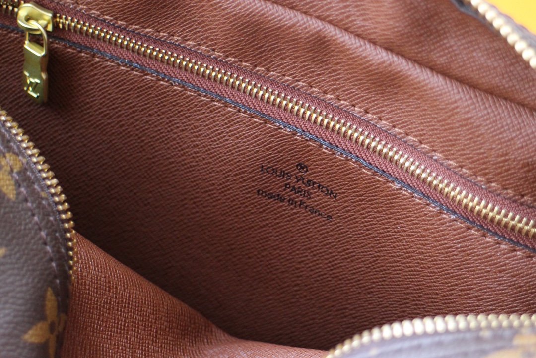 L0vis Vvtt0n Trocadero 27 Shoulder Bag