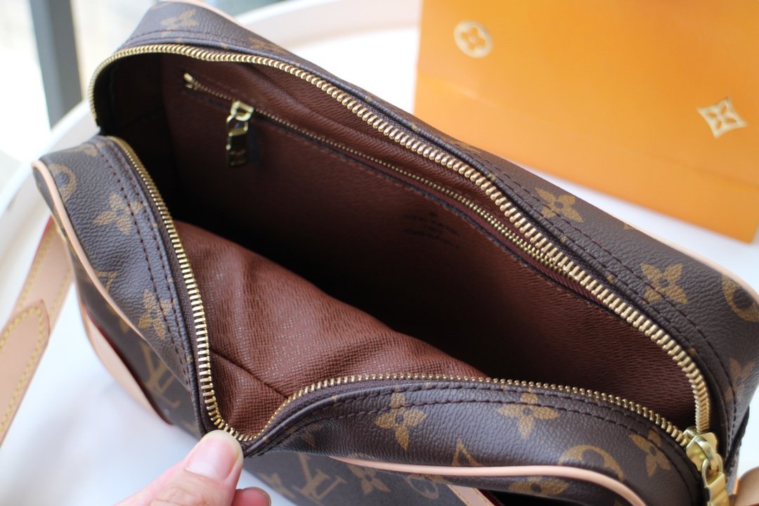 L0vis Vvtt0n Trocadero 27 Shoulder Bag