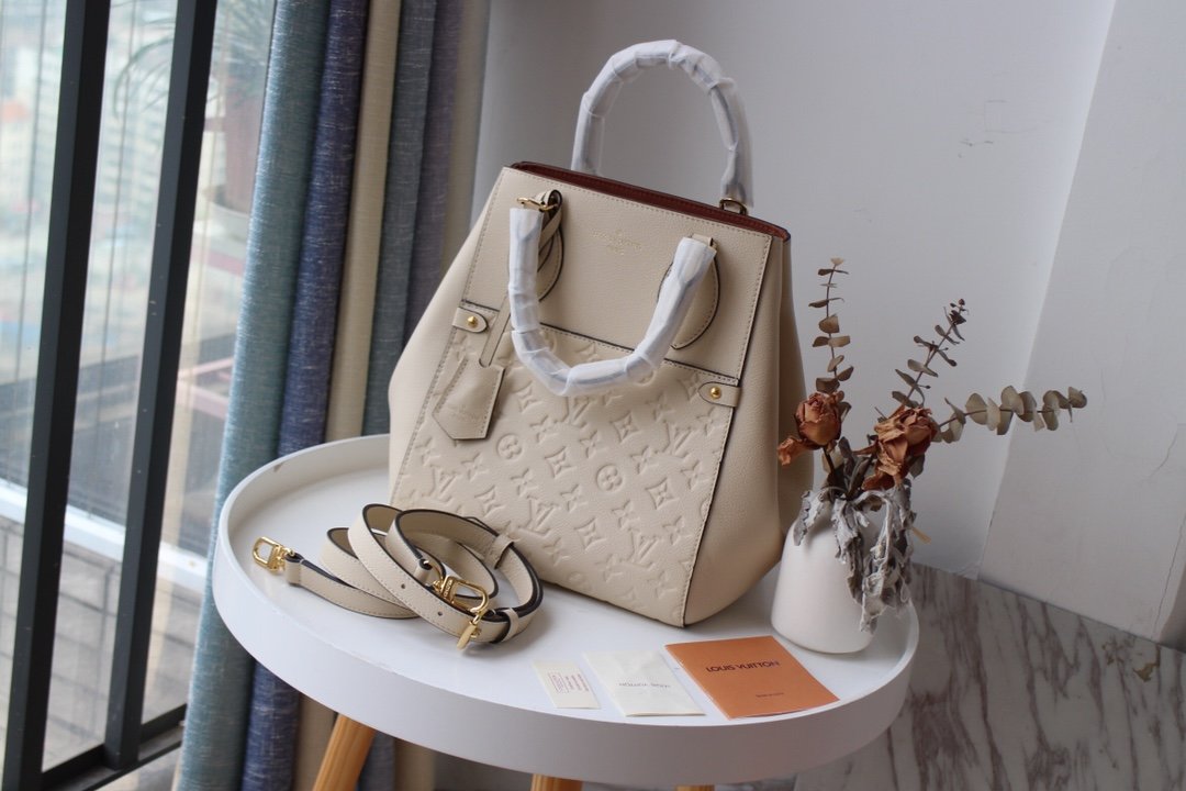 L0vis Vvtt0n Fold Tote MM Monogram in White