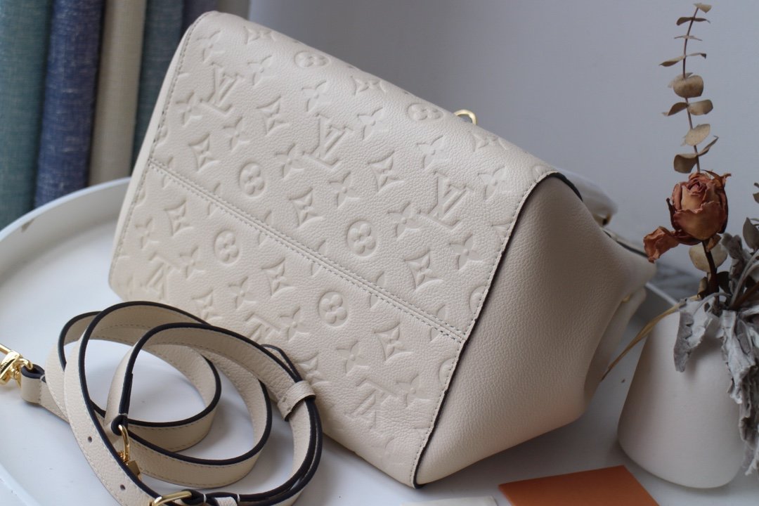 L0vis Vvtt0n Fold Tote MM Monogram in White