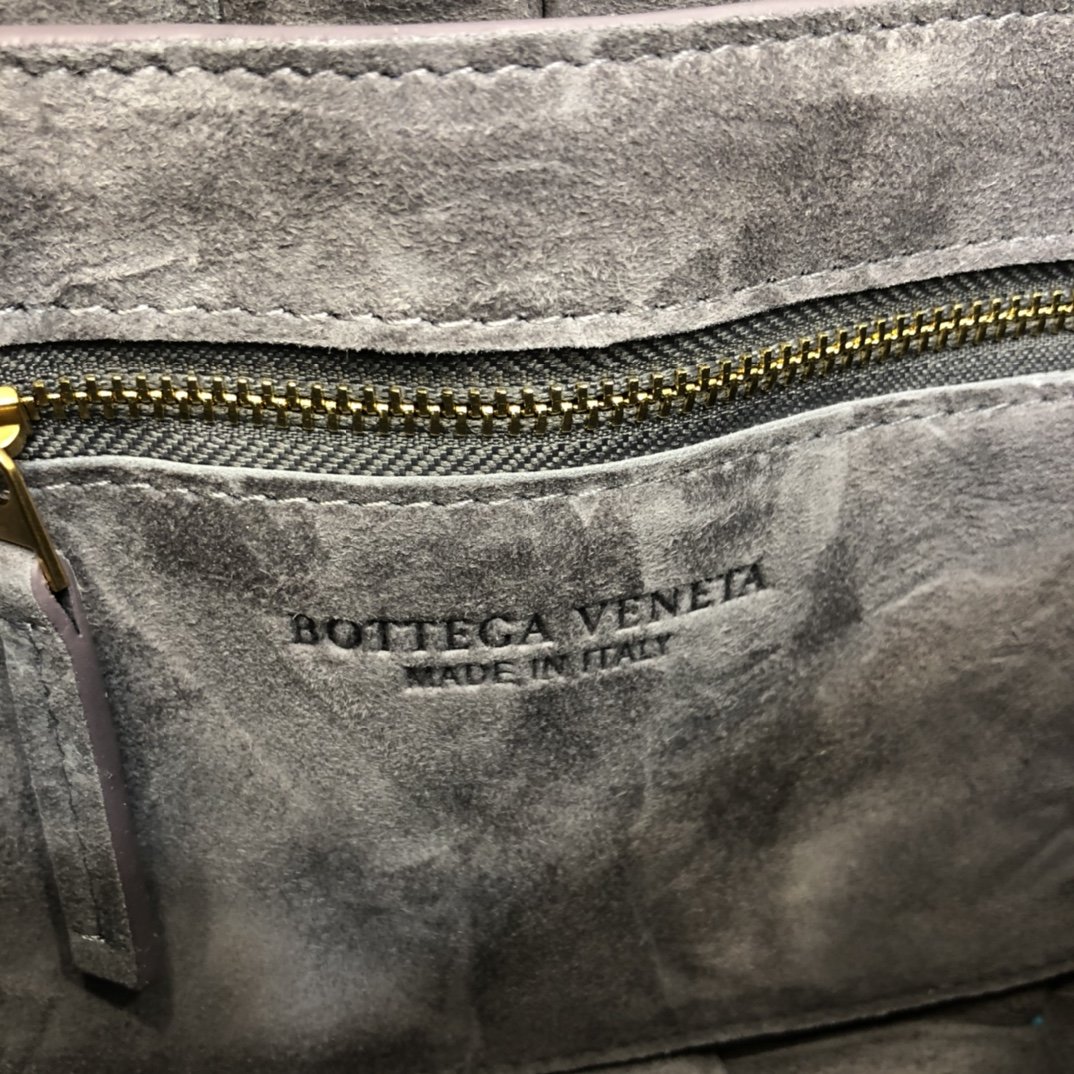 B0tt*ga Ven*ta Cassette Bag 001