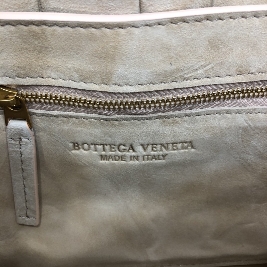 B0tt*ga Ven*ta Cassette Bag 002