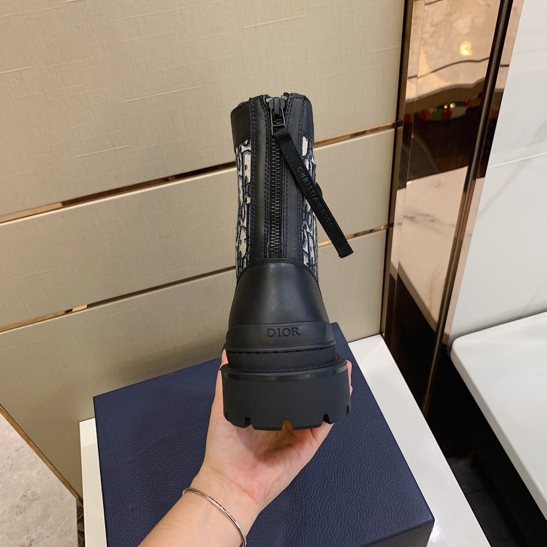 D10r Boots