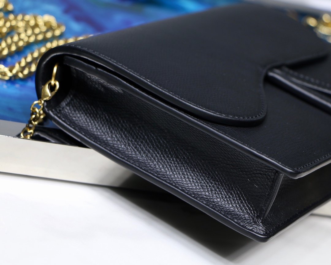 D10r Saddle Wallet on Chain Bag