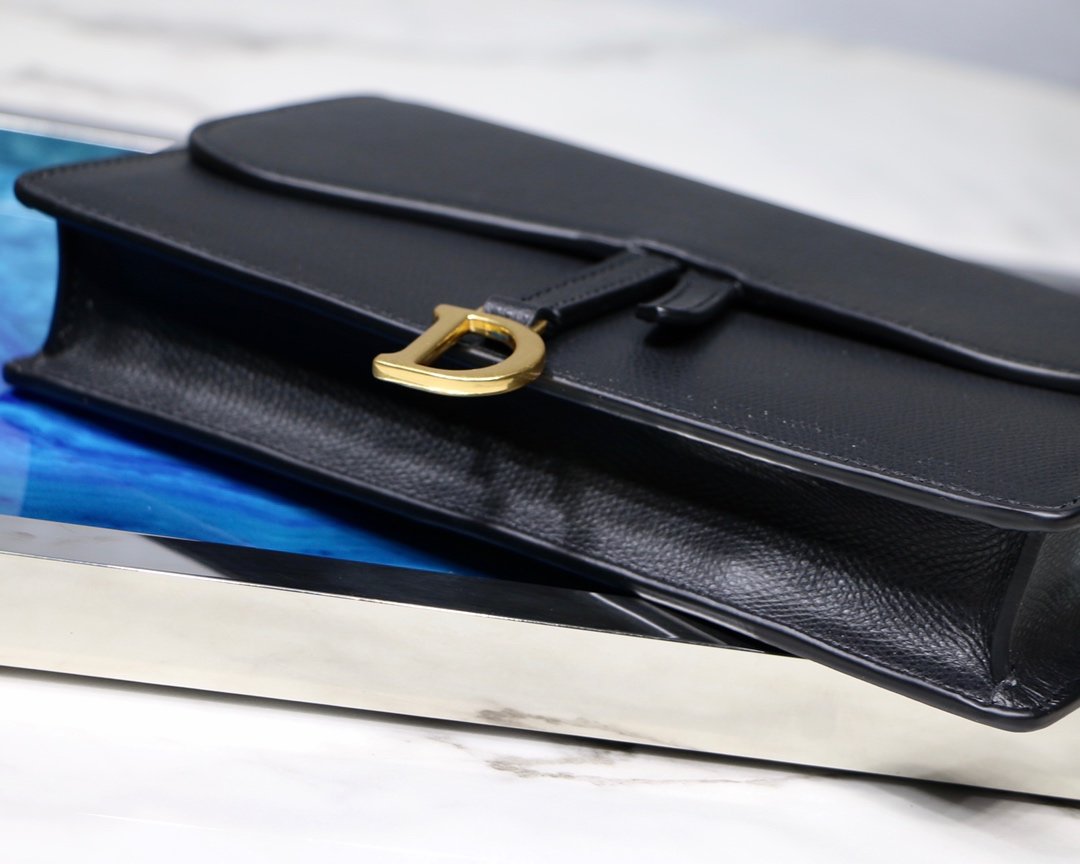 D10r Saddle Wallet on Chain Bag
