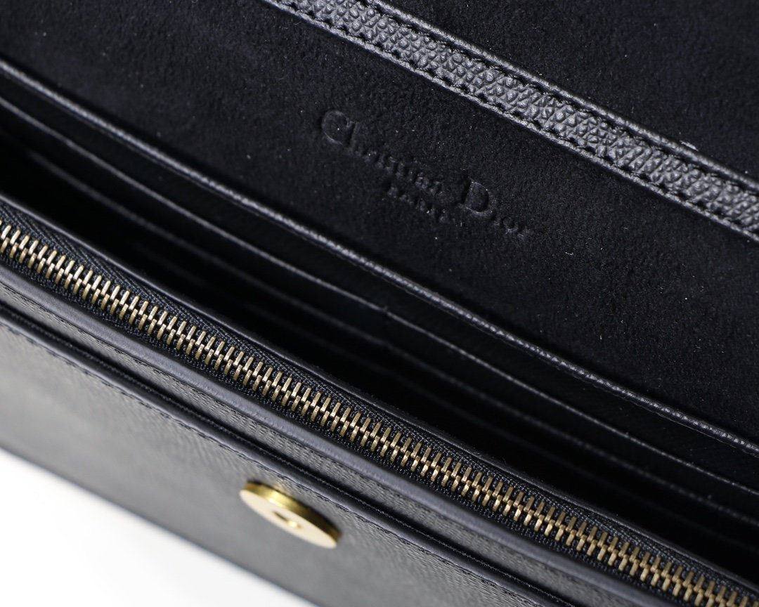 D10r Saddle Wallet on Chain Bag