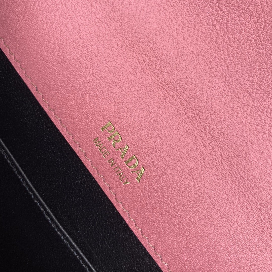 Pra*a 1BP020 Saffiano Chain Bag 001