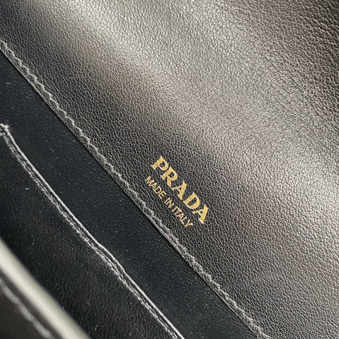 Pra*a 1BP020 Saffiano Chain Bag 002