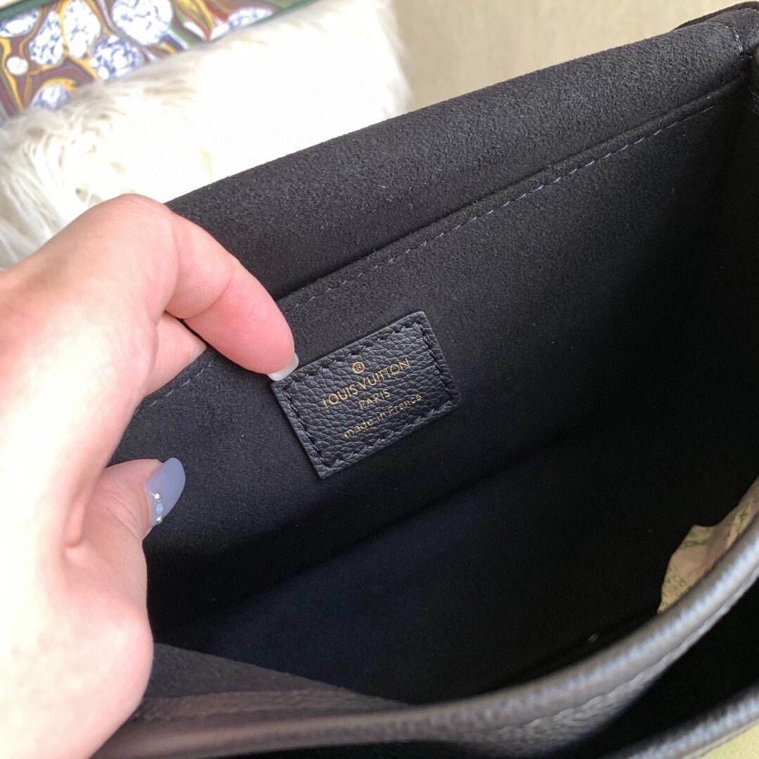 L0vis Vvtt0n 2020-21FW Shoulder Bags