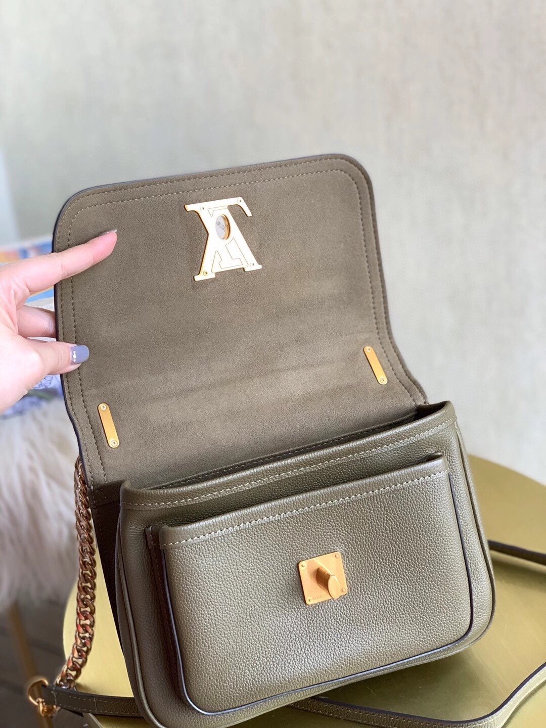 L0vis Vvtt0n 2020-21FW Shoulder Bags 001