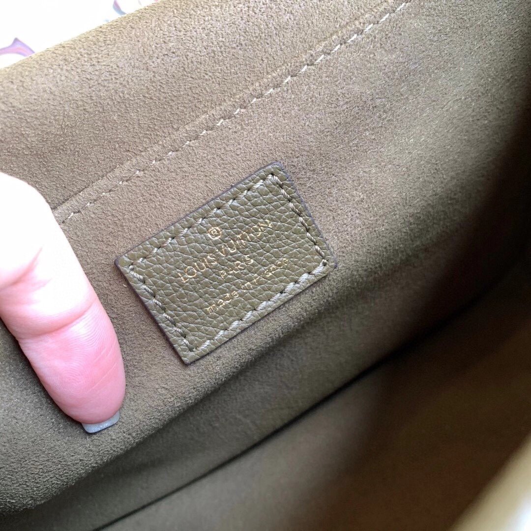 L0vis Vvtt0n 2020-21FW Shoulder Bags 001
